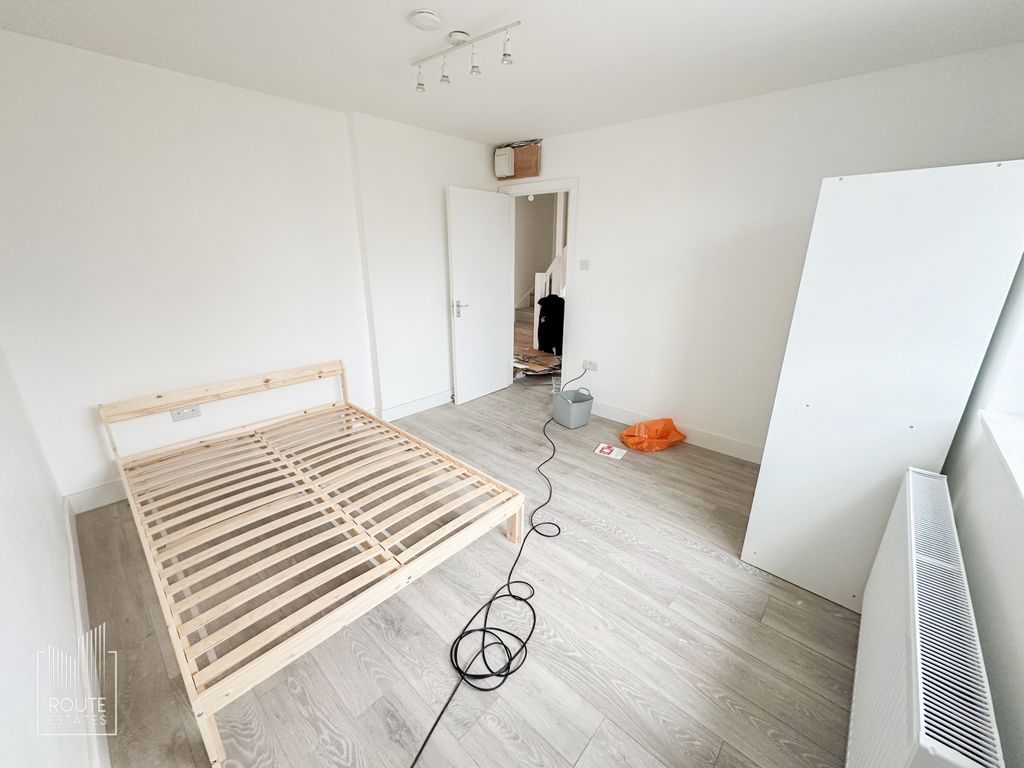 Studio to rent in Farndale Road, Palmers Green N13, £1,250 pcm Zoopla