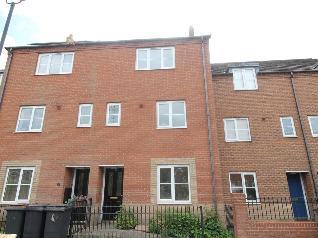 4 bed terraced house for sale in Spruce Road, Nuneaton, Warwickshire