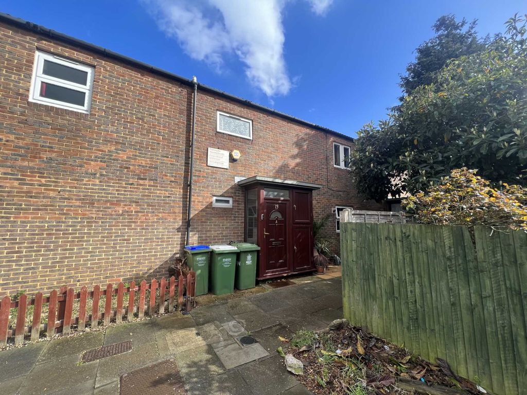 4 bed property for sale in Compton Place, Erith DA8 Zoopla