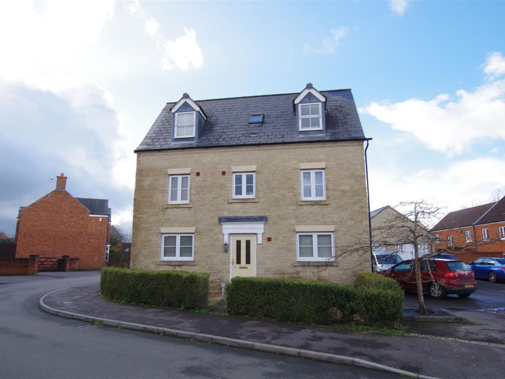 5 bed detached house to rent in White Eagle Road, Haydon End, Swindon