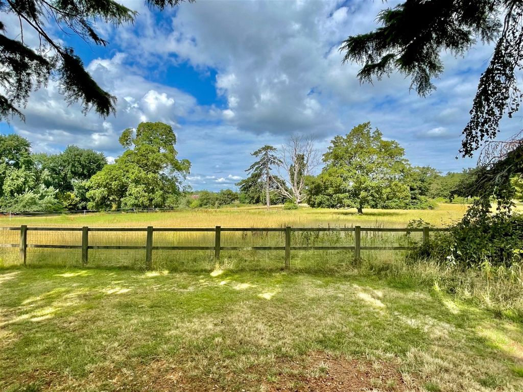 4 bed detached house for sale in Berry Hill, Taplow, Maidenhead SL6, £