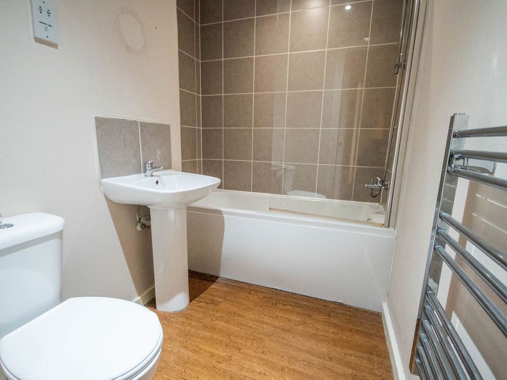 2 bed flat to rent in Manchester Road, Burnley, Lancashire BB11, £495