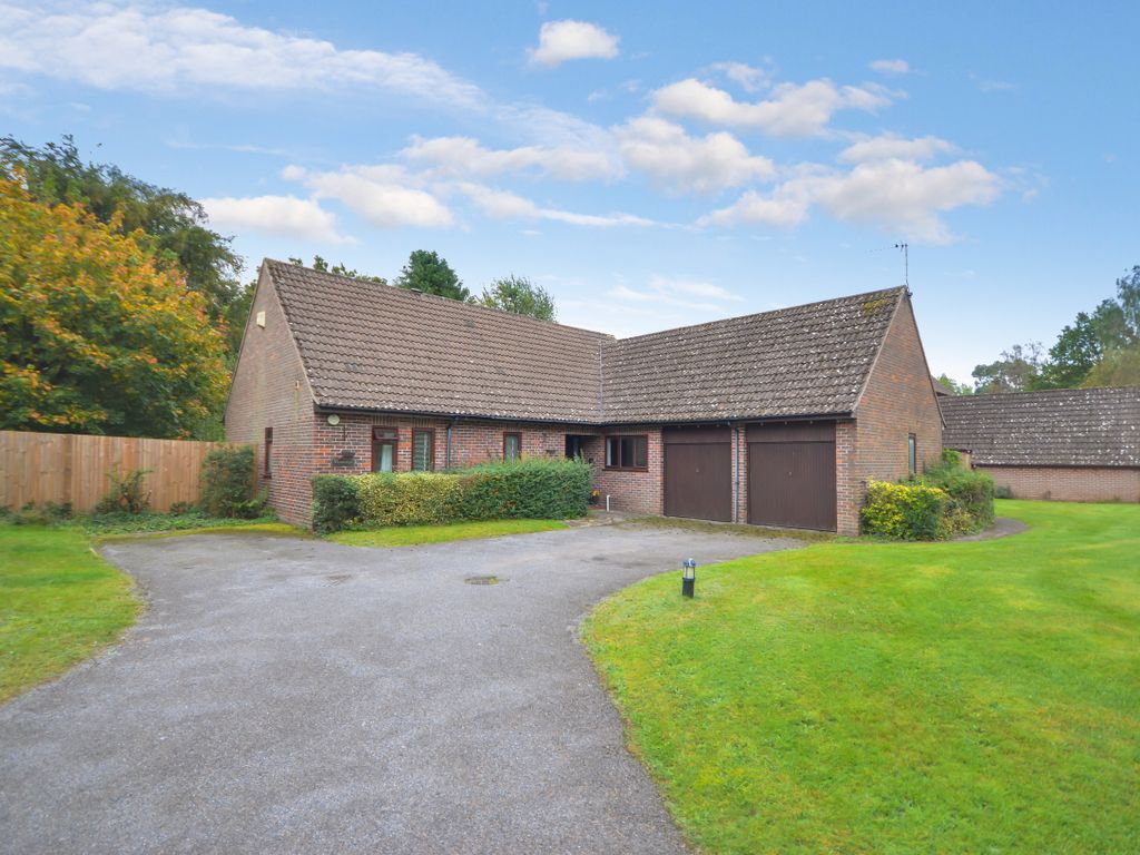 4 bed bungalow to rent in Mayfield, Rowledge, Farnham, Surrey GU10 Zoopla