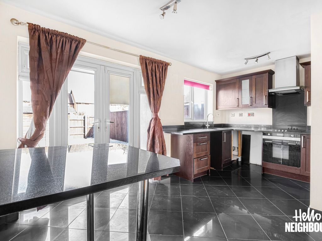 3 bed terraced house to rent in Knights Manor Way, Dartford DA1, £2,000