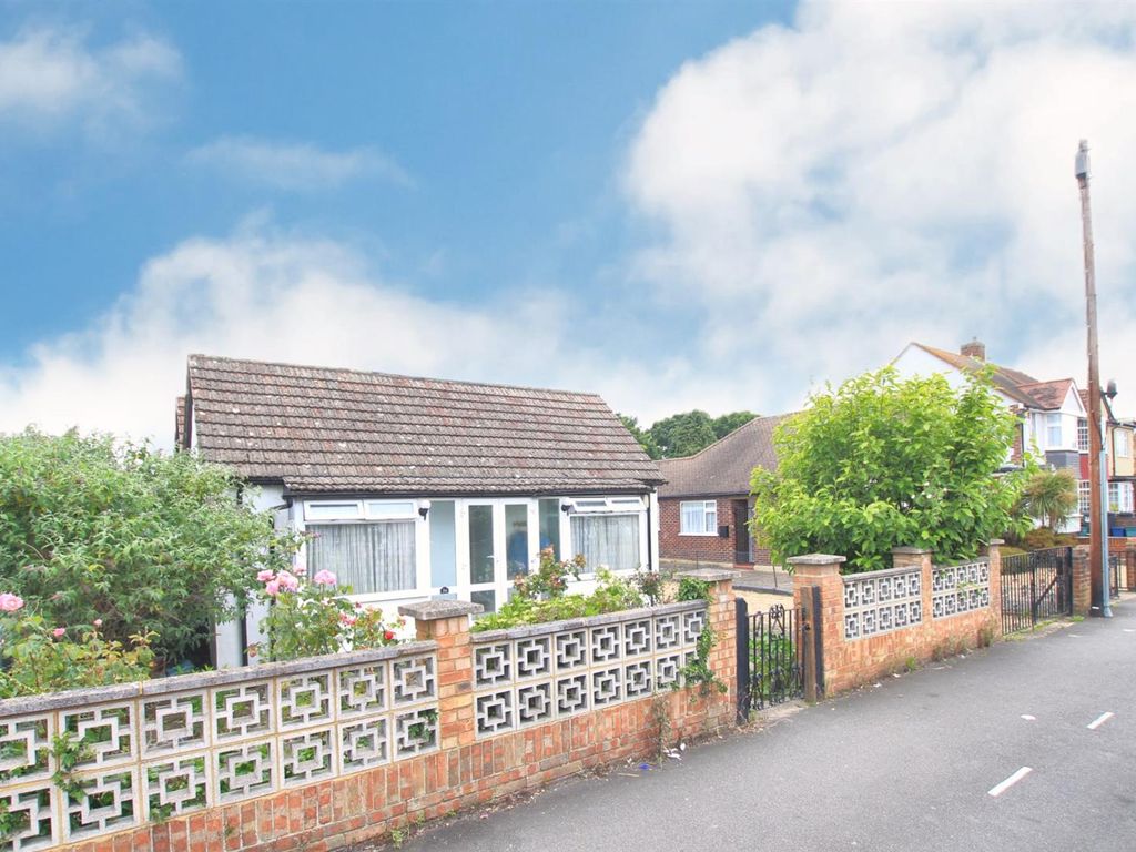 2 bed detached bungalow for sale in Imperial Road, Feltham TW14 Zoopla