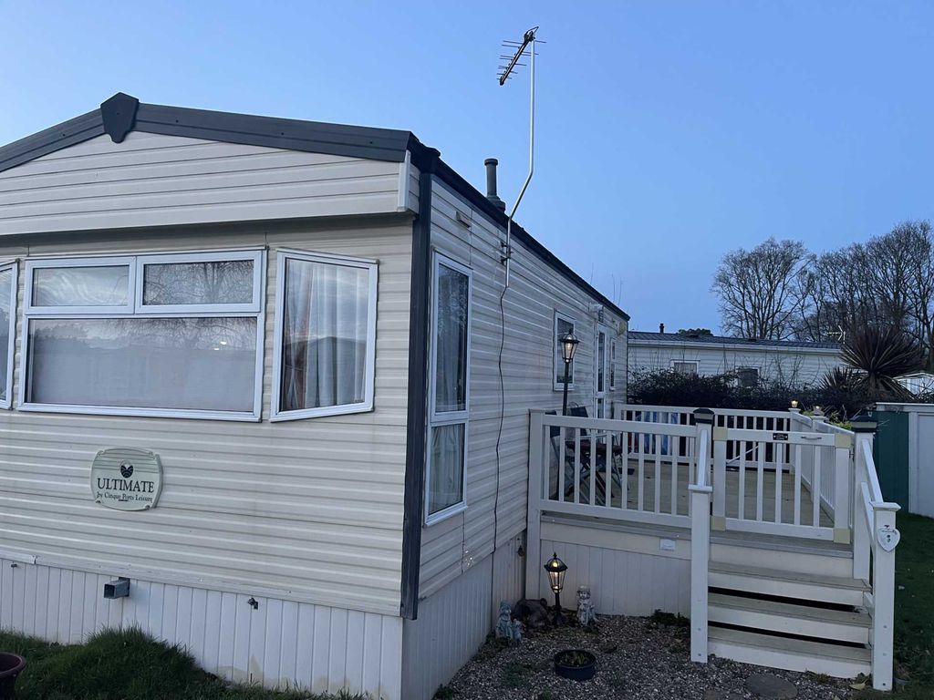 2 bed mobile/park home for sale in London Road, ClactonOnSea CO16, £