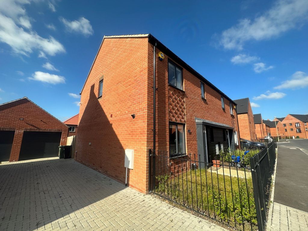 3 bed semidetached house to rent in Treetop Avenue, Basingstoke RG23