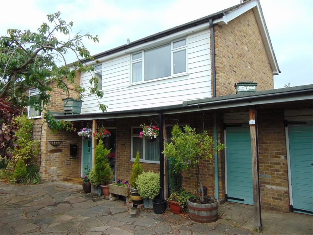 1 bed property to rent in Grove Hill, Emmer Green, Reading RG4, £700