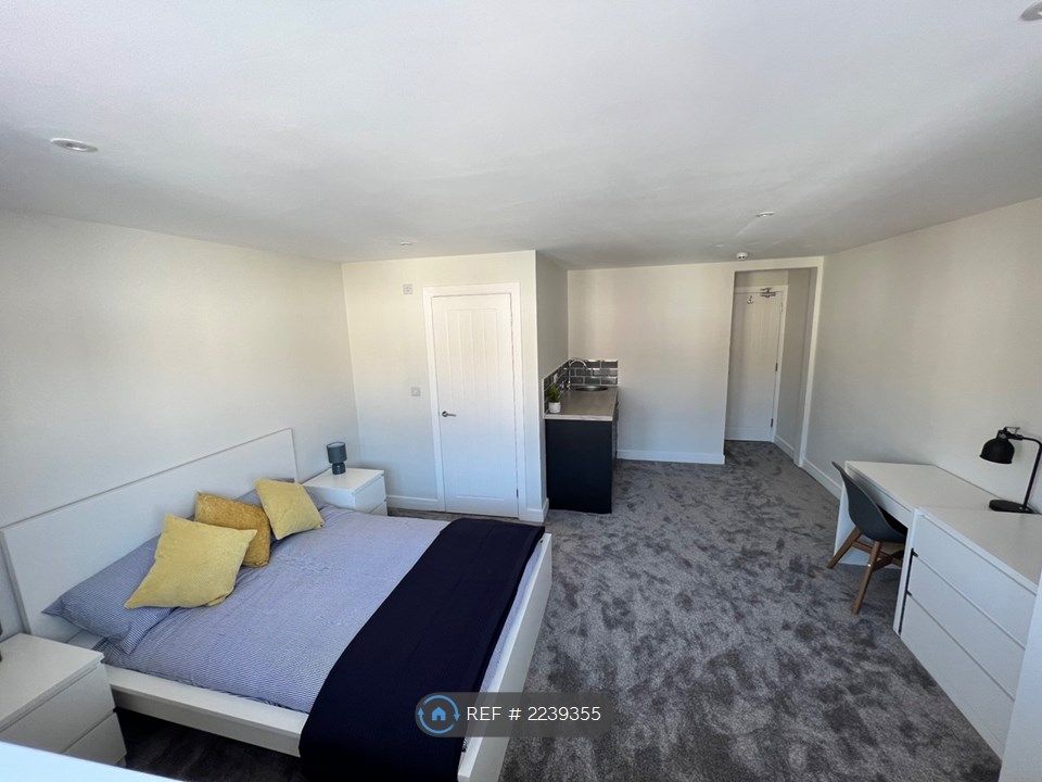 Room to rent in Milton Road, Portsmouth PO3, £800 pcm Zoopla