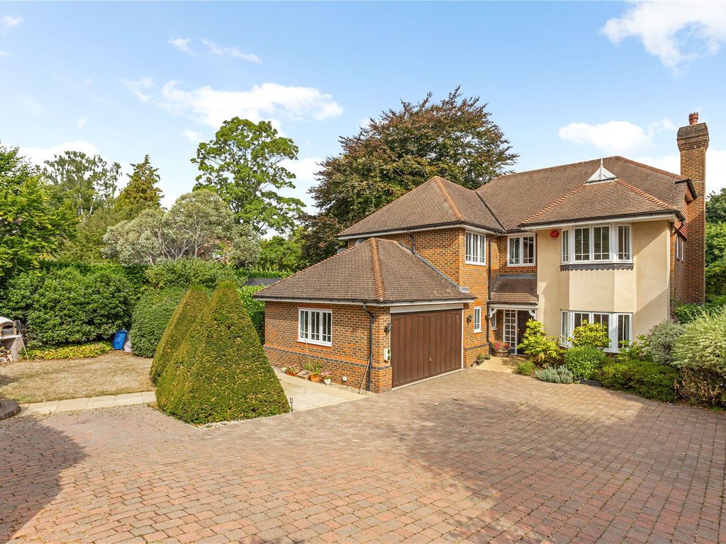 5 bed detached house for sale in Clifton Road, Amersham