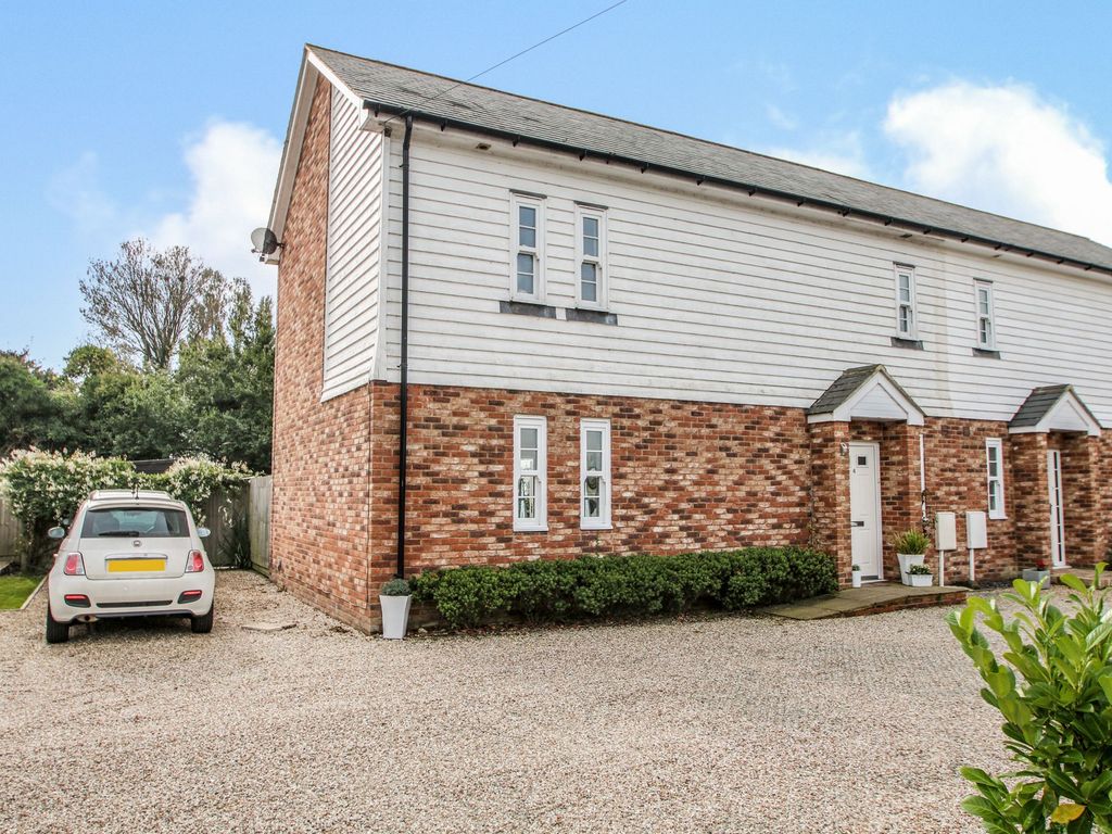 3 bed semidetached house for sale in Applegate Court, Appledore TN26
