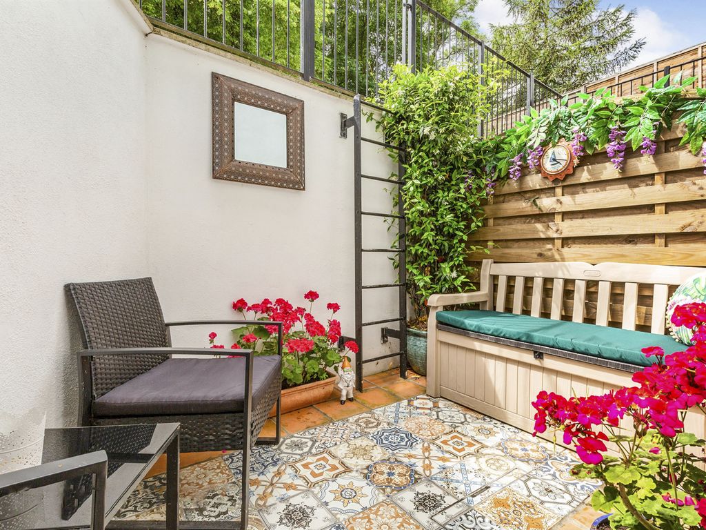 1 bed flat for sale in The Avenue, Coulsdon CR5, £255,000 Zoopla