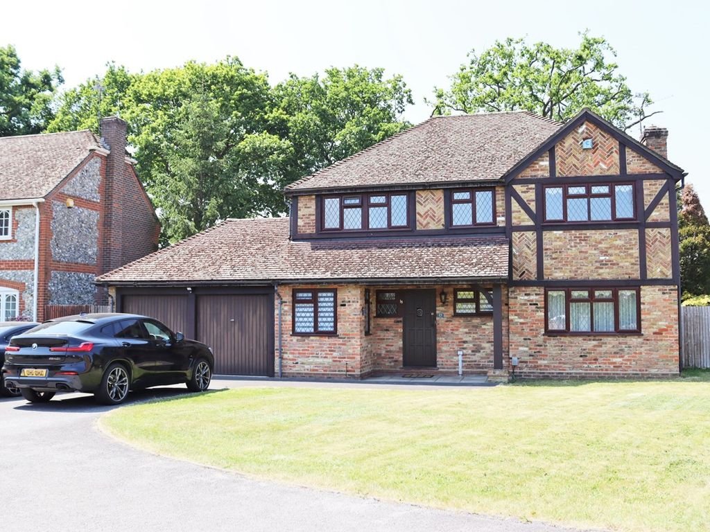4 bed detached house for sale in Juniper Road, Farnborough GU14, £