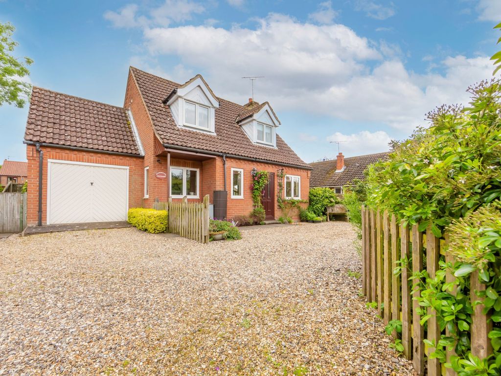 3 bed detached house for sale in The Green, Stalham, Norwich NR12, £