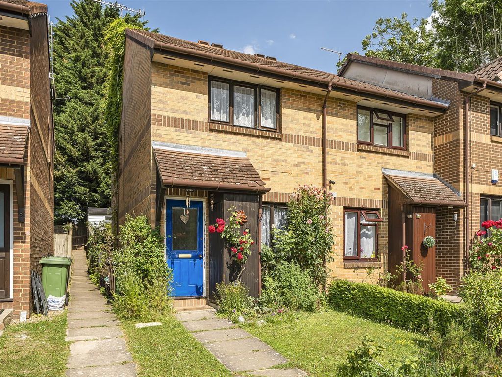 2 bed end terrace house for sale in Richards Close, Bushey WD23, £