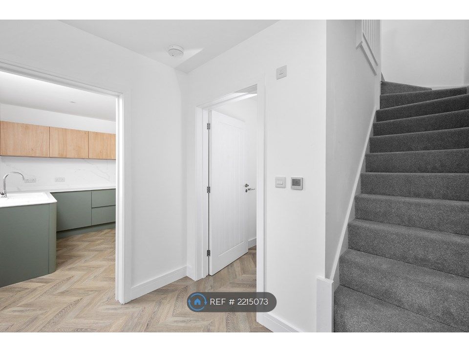 3 bed semidetached house to rent in Hangleton Way, Hove BN3, £2,550