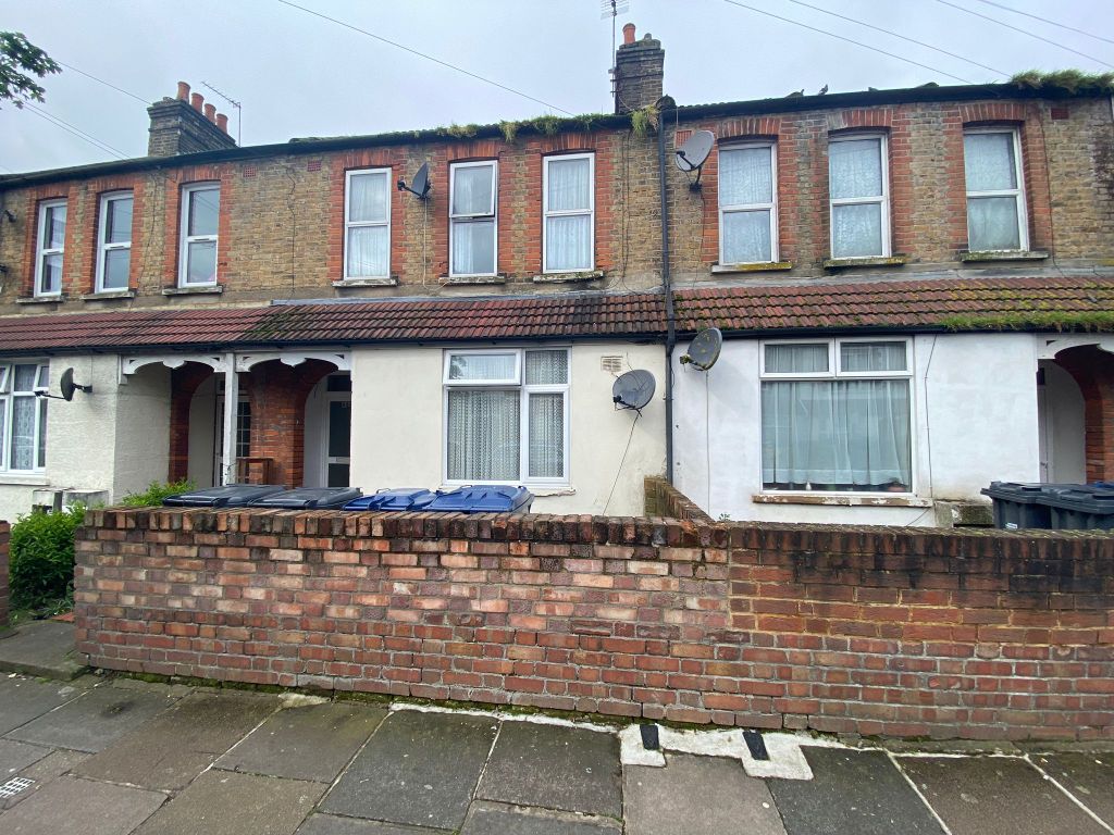 2 bed flat for sale in Victoria Road, Southall UB2, £299,000 Zoopla