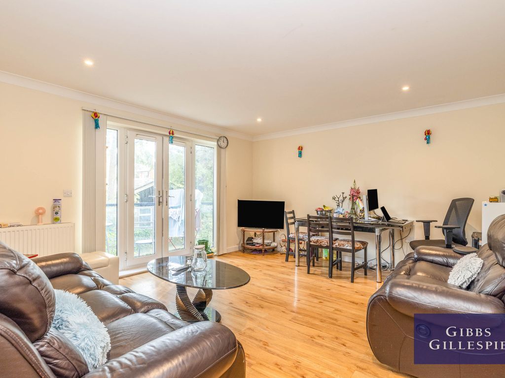 2 bed flat to rent in Gray Court, Marsh Road, Pinner HA5, £1,750 pcm