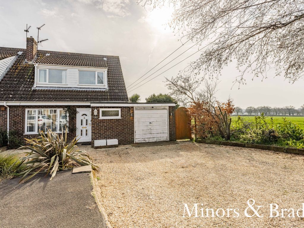 3 bed semidetached house for sale in Emmas Way, Little Plumstead