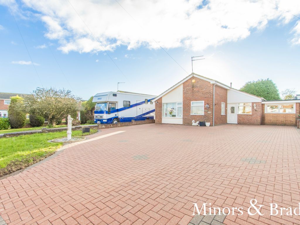 3 bed detached bungalow for sale in Lawnswood Drive, CaisterOnSea
