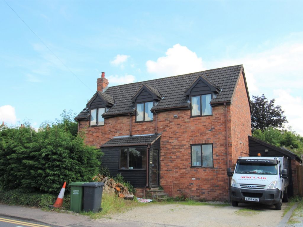 3 bed detached house for sale in Birmingham Road, Blakedown DY10, £