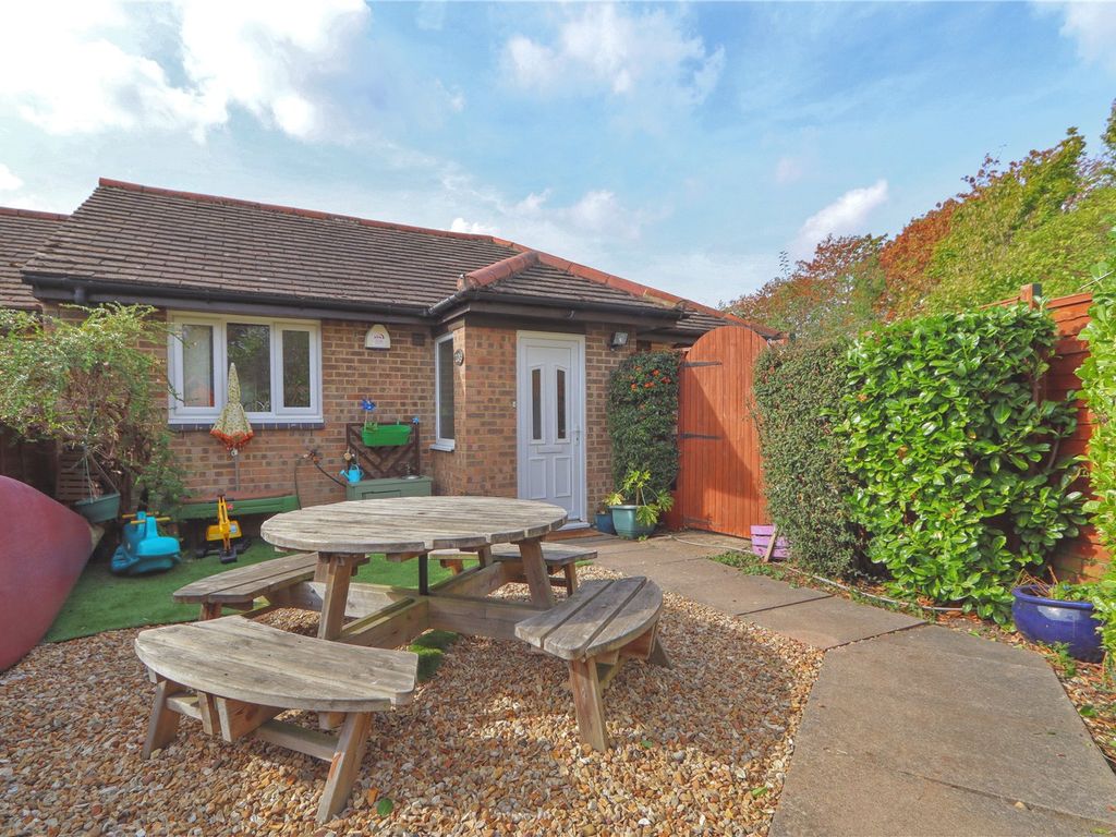 3 bed bungalow for sale in Greenhill Close, Loughton, Milton Keynes