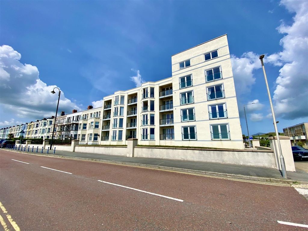 3 bed flat to rent in West End Parade, Pwllheli LL53, £800 pcm Zoopla