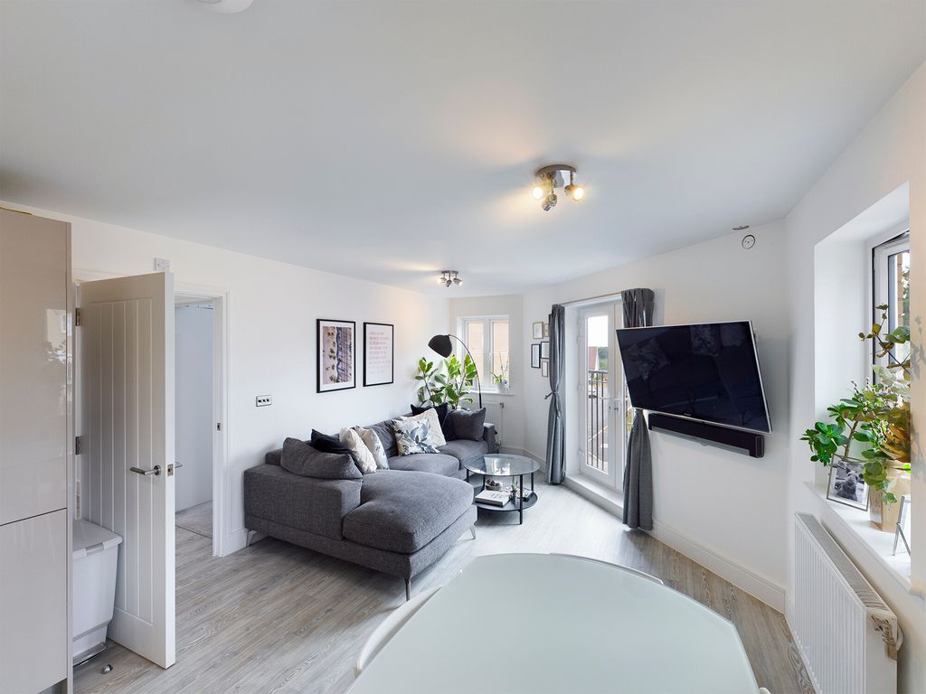 2 bed flat for sale in Hamlet House, Oaklands Hamlet, Chigwell IG7, £