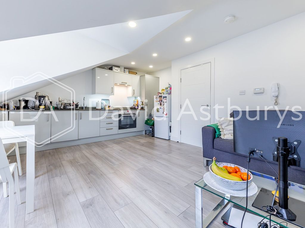 1 bed flat to rent in Ferme Park Road, Stroud Green, London N4, £1,650