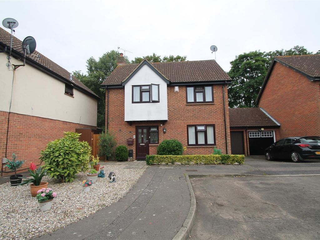 4 bed detached house for sale in Wickets Way, Ilford IG6 Zoopla