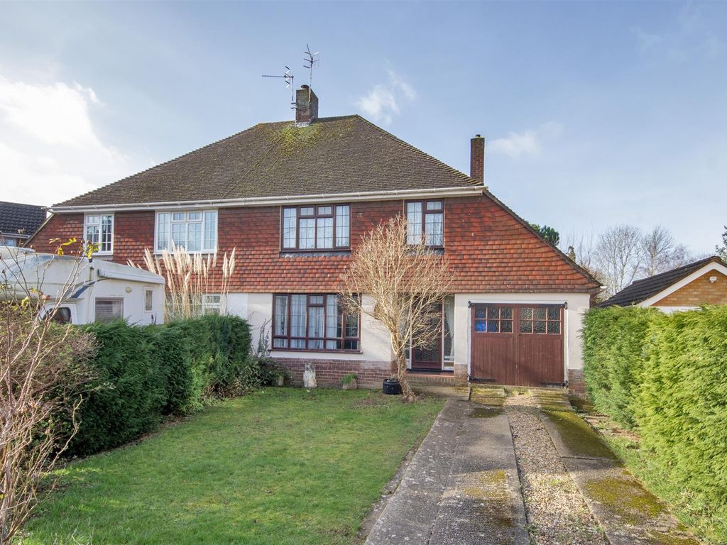 3 bed semidetached house for sale in Bramble Close, Hildenborough