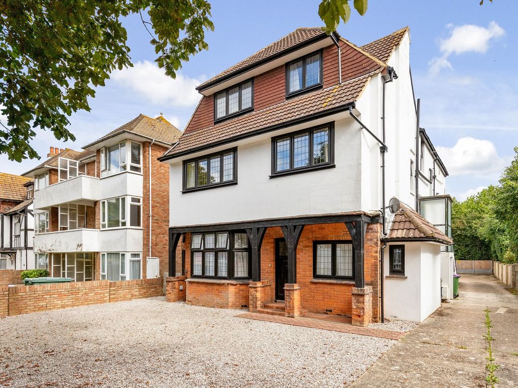 2 bed flat to rent in Julian Road, Folkestone CT19, £1,200 pcm Zoopla