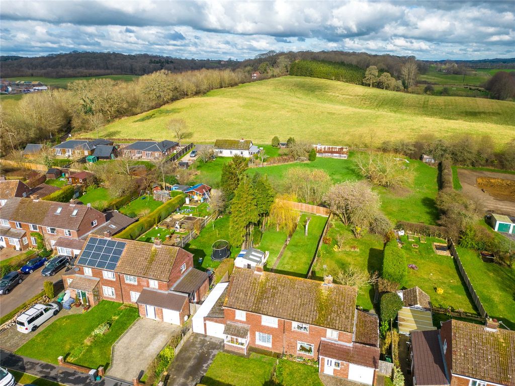 3 bed semidetached house for sale in Kingsley Close, Shaw, Newbury
