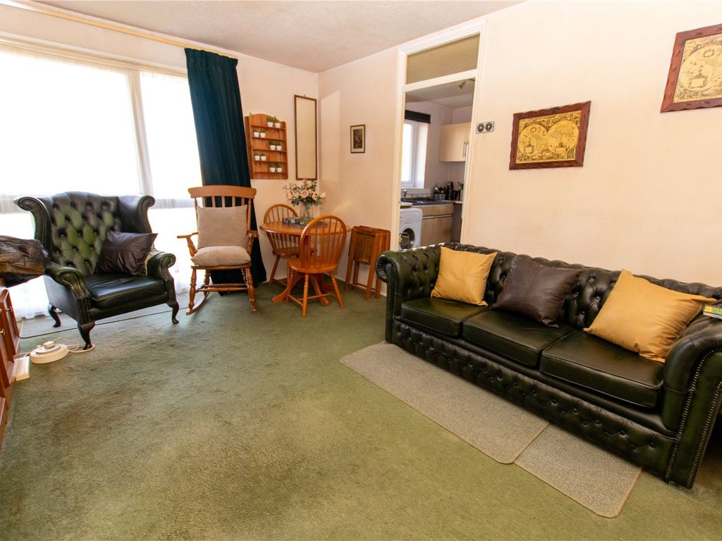 2 bed flat for sale in Princes Court, The Mall, Dunstable, Bedfordshire