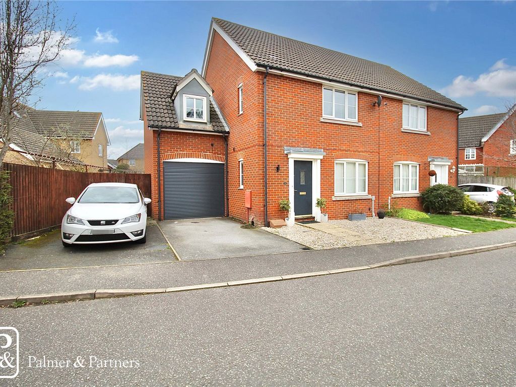 4 bed semidetached house for sale in Avocet Gardens, Stowmarket
