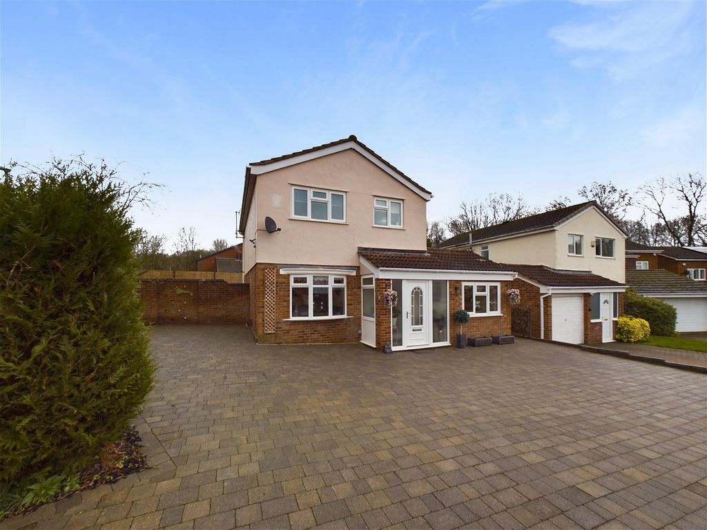 5 bed detached house for sale in Lingswood Park, Northampton NN3, £