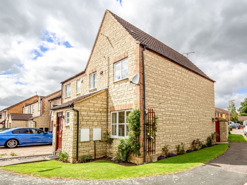 3 bed end terrace house for sale in Merganser Drive, Bicester OX26, £