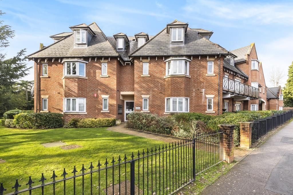 3 bed flat to rent in Pynnacles Close, Stanmore HA7, £2,400 pcm Zoopla