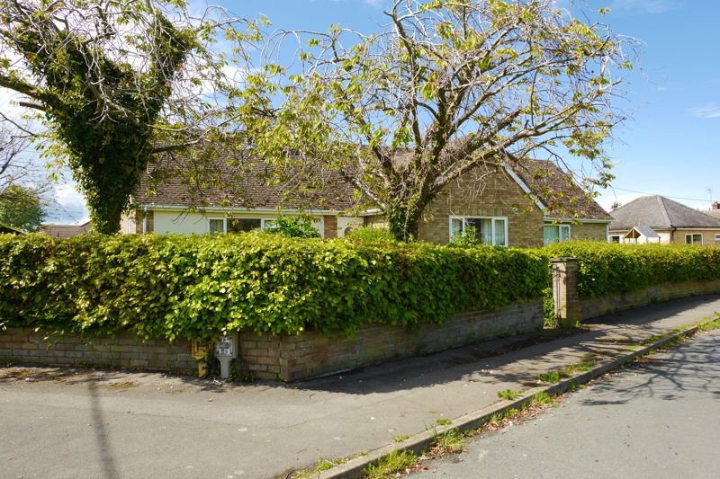 4 bed bungalow for sale in Quartermain Road, Chalgrove, Oxford OX44
