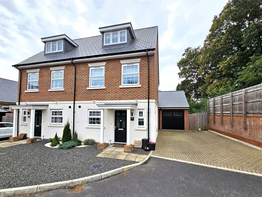 3 bed semidetached house for sale in Potten Close, Camberley GU15, £