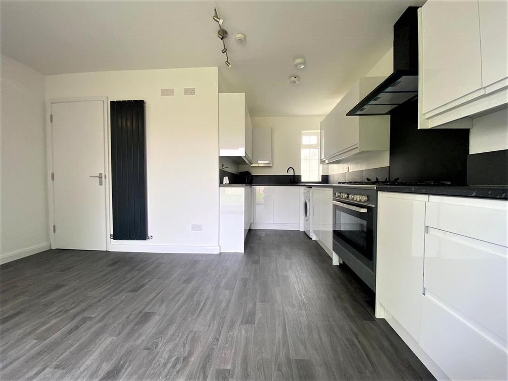 4 bed detached house to rent in Pole Hill Road, Uxbridge UB10, £2,500
