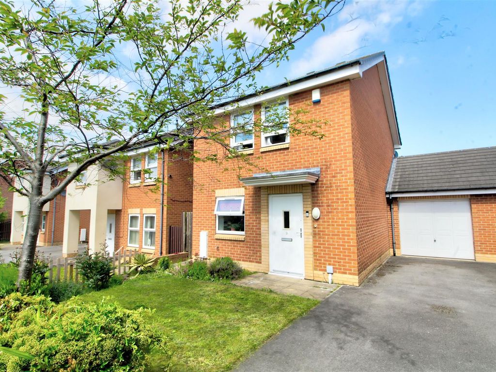 3 bed detached house for sale in Waterford Green, Hartley Wood