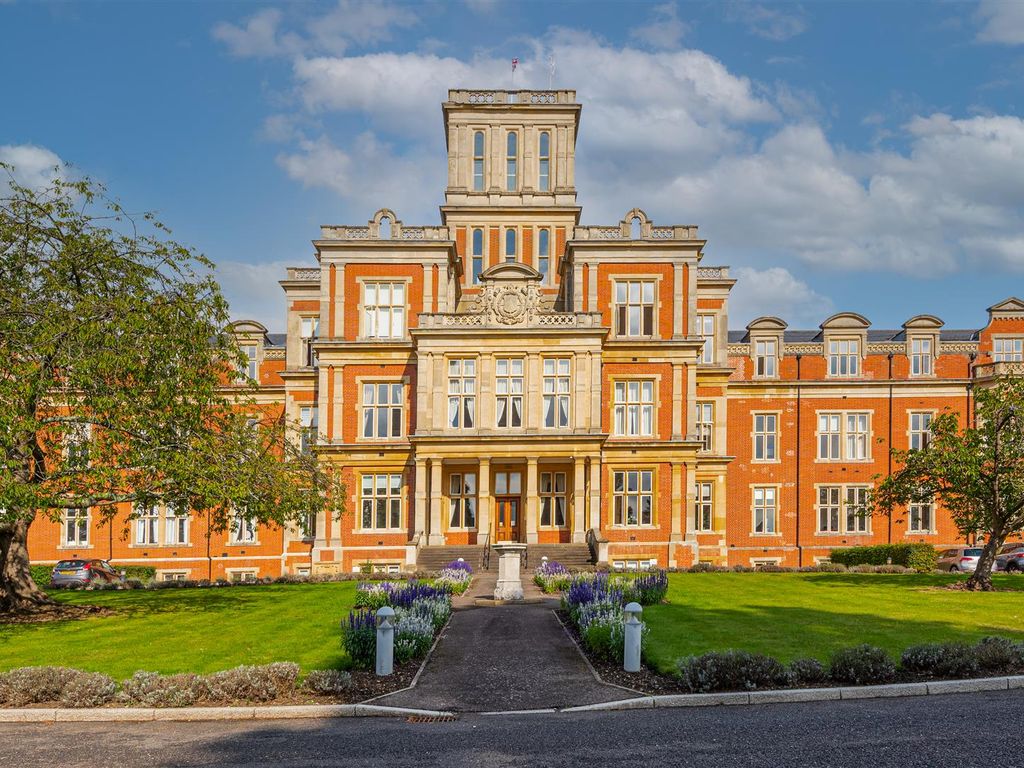 2 bed flat for sale in Royal Earlswood Park, Redhill RH1 Zoopla