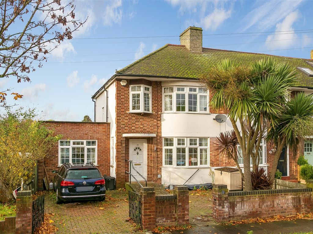 3 bed property for sale in Longford Close, Hampton Hill, Hampton TW12