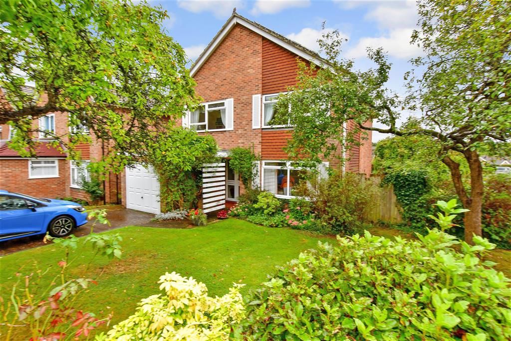 4 bed detached house for sale in Rowan Shaw, Tonbridge, Kent TN10, £