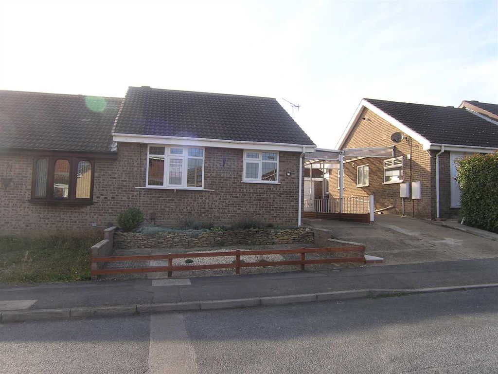 2 bed semidetached bungalow to rent in Lambourne Rise, Bottesford