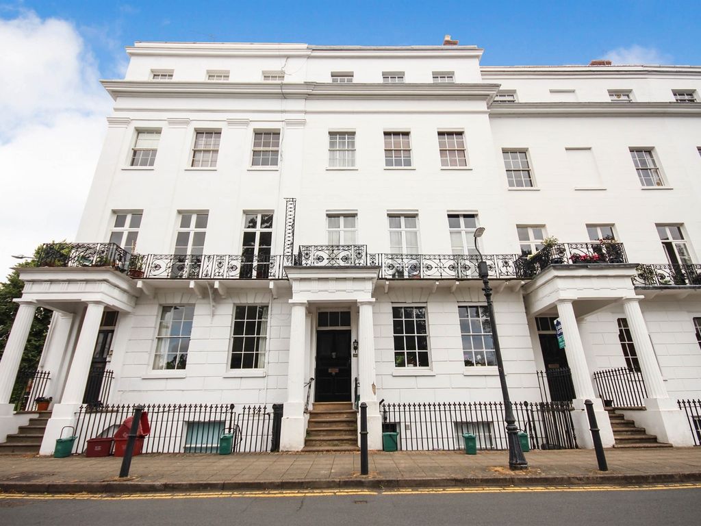 2 bed flat for sale in Clarendon Square, Leamington Spa CV32, £270,000