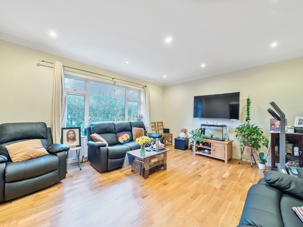 3 bed semidetached house for sale in Middleton Road, Morden SM4, £