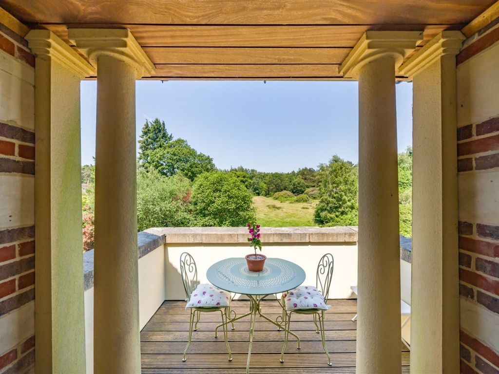 2 bed flat for sale in Kings Drive, Midhurst GU29, £425,000 Zoopla