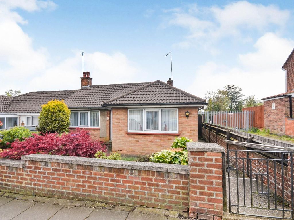 2 bed semidetached bungalow for sale in The Headlands, The Headlands